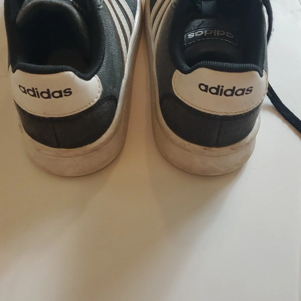 Adidas kids black canvas shoes - Picture 7 of 8